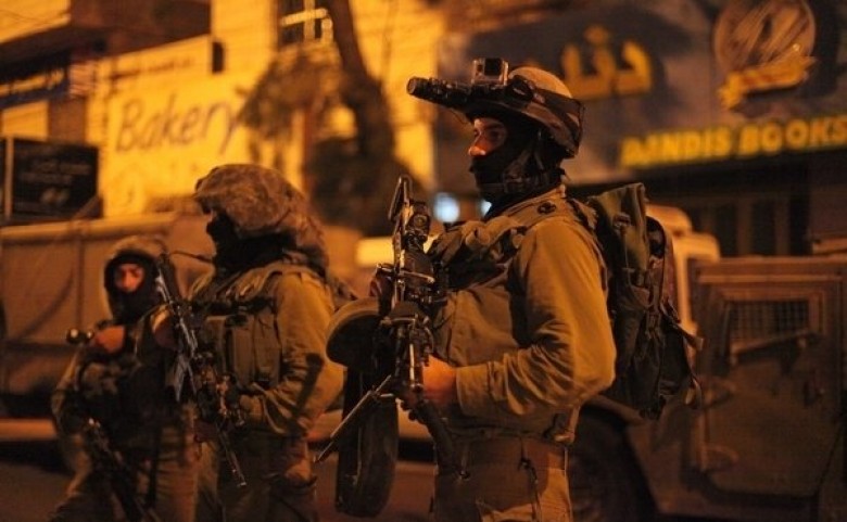 إصابة شاب فلسطيني ومداهمة عدة منازل شمال رام الله إصابة شاب فلسطيني ومداهمة عدة منازل شمال رام الله