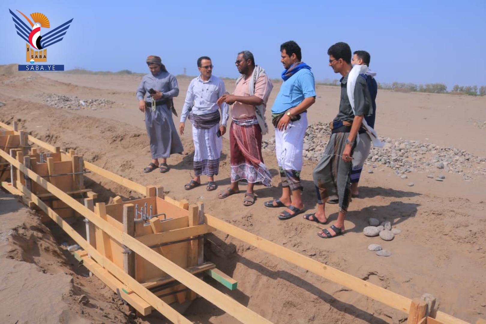 Inspezierung des Arbeitsfortschritt des Erneuerbare-Energien-Projekts in der Industriezone in Hodeidah