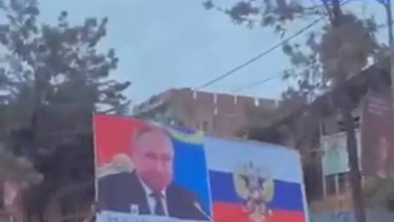 Des manifestants congolais brandissent une photo de Poutine et l'appellent à protéger les Congolais Des manifestants congolais brandissent une photo de Poutine et l'appellent à protéger les Congolais