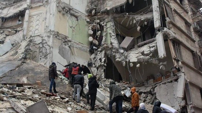 عدد ضحايا زلزال سوريا وتركيا يتجاوز 2400 قتيلا