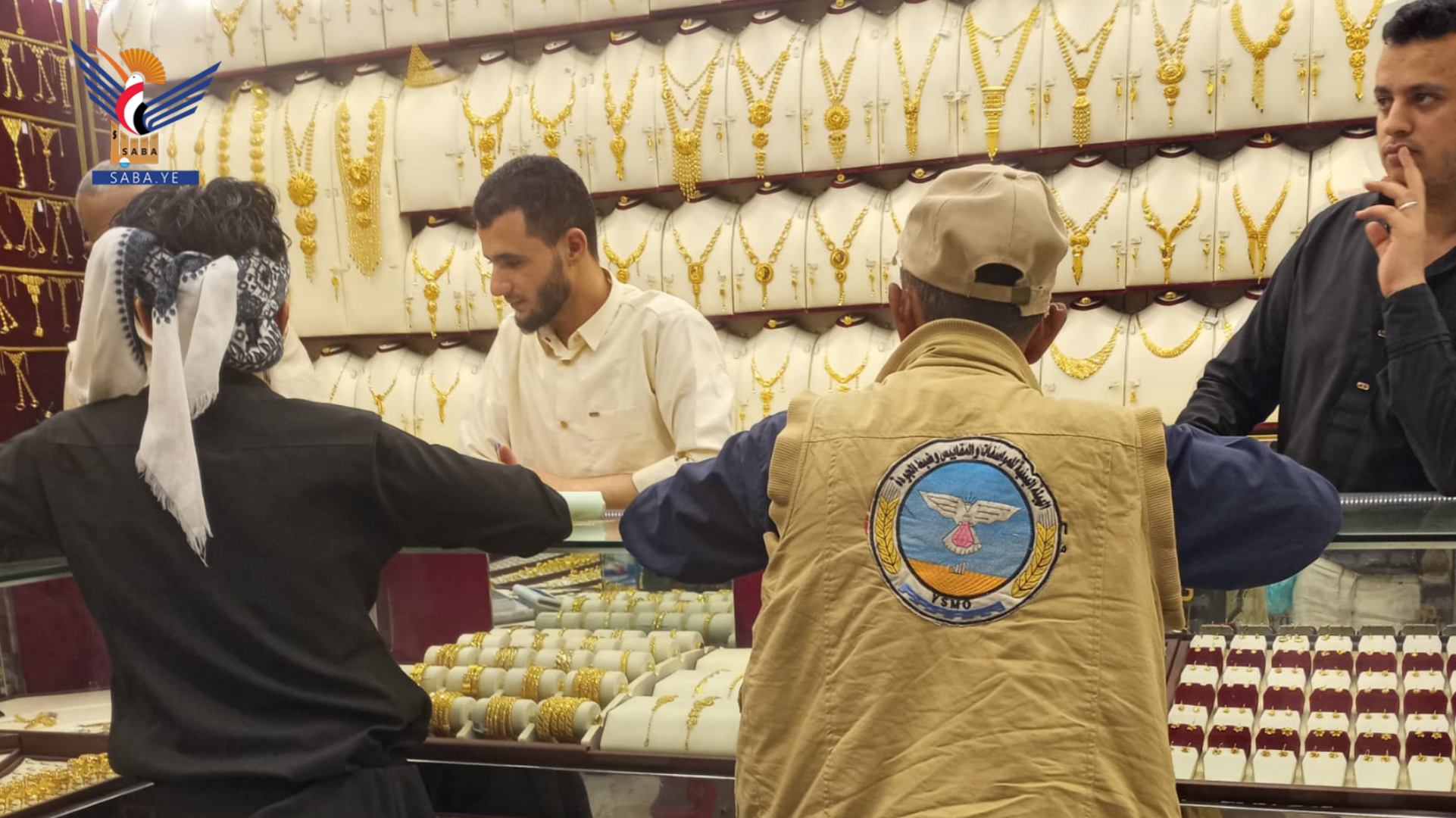 المواصفات والمقاييس تنفذ نزولا ميدانيا للرقابة على محلات بيع الذهب المواصفات والمقاييس تنفذ نزولا ميدانيا للرقابة على محلات بيع الذهب