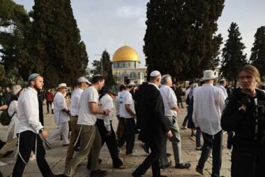 Zionisten entweihen die Innenhöfe von Al-Aqsa   
