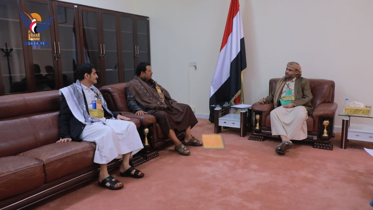   Le président Al-Mashat rencontre le cheikh Mujahid Al-Wahbi et son frère Bakeel Al-Wahbi