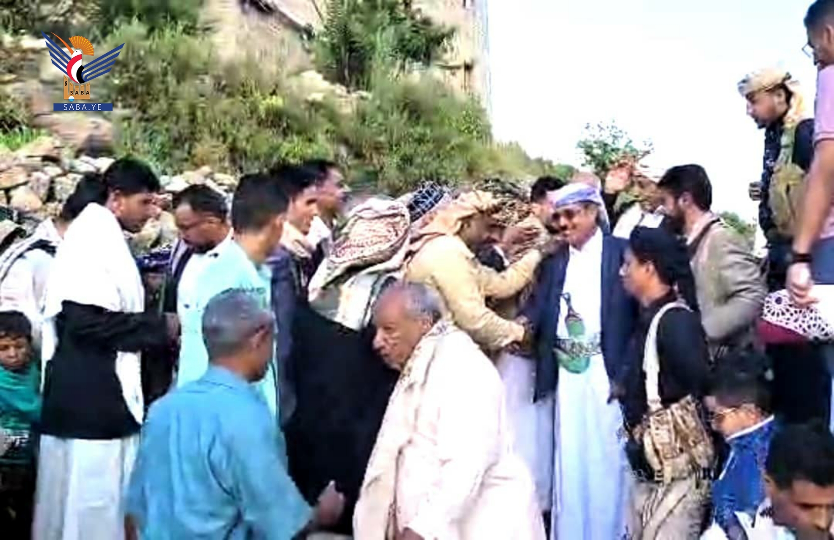 Al-Sami'i realiza la oración del Eid Al-Adha ante una multitud de fieles en la zona de Al-Salaf en Taiz Al-Sami'i realiza la oración del Eid Al-Adha ante una multitud de fieles en la zona de Al-Salaf en Taiz