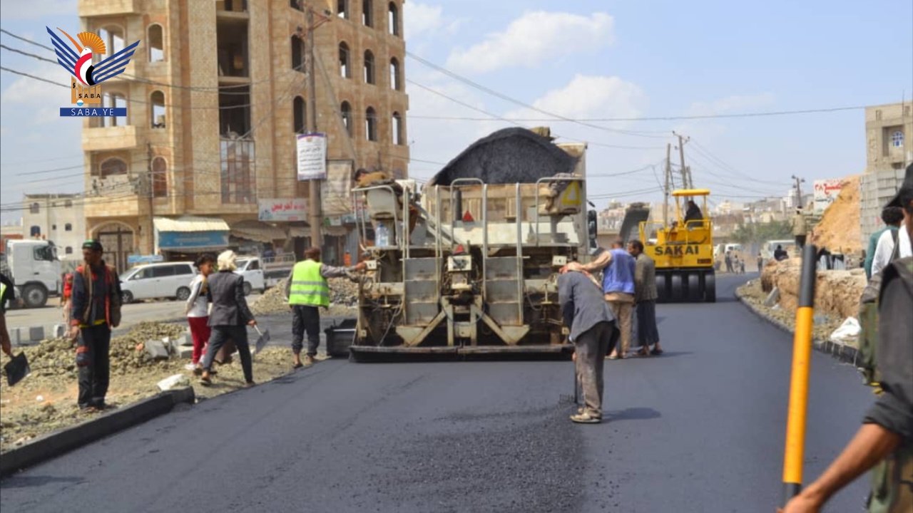 Inspecting asphalt restoration work on Street 28 in Haziz, Sanhan District in Sana'a Inspecting asphalt restoration work on Street 28 in Haziz, Sanhan District in Sana'a