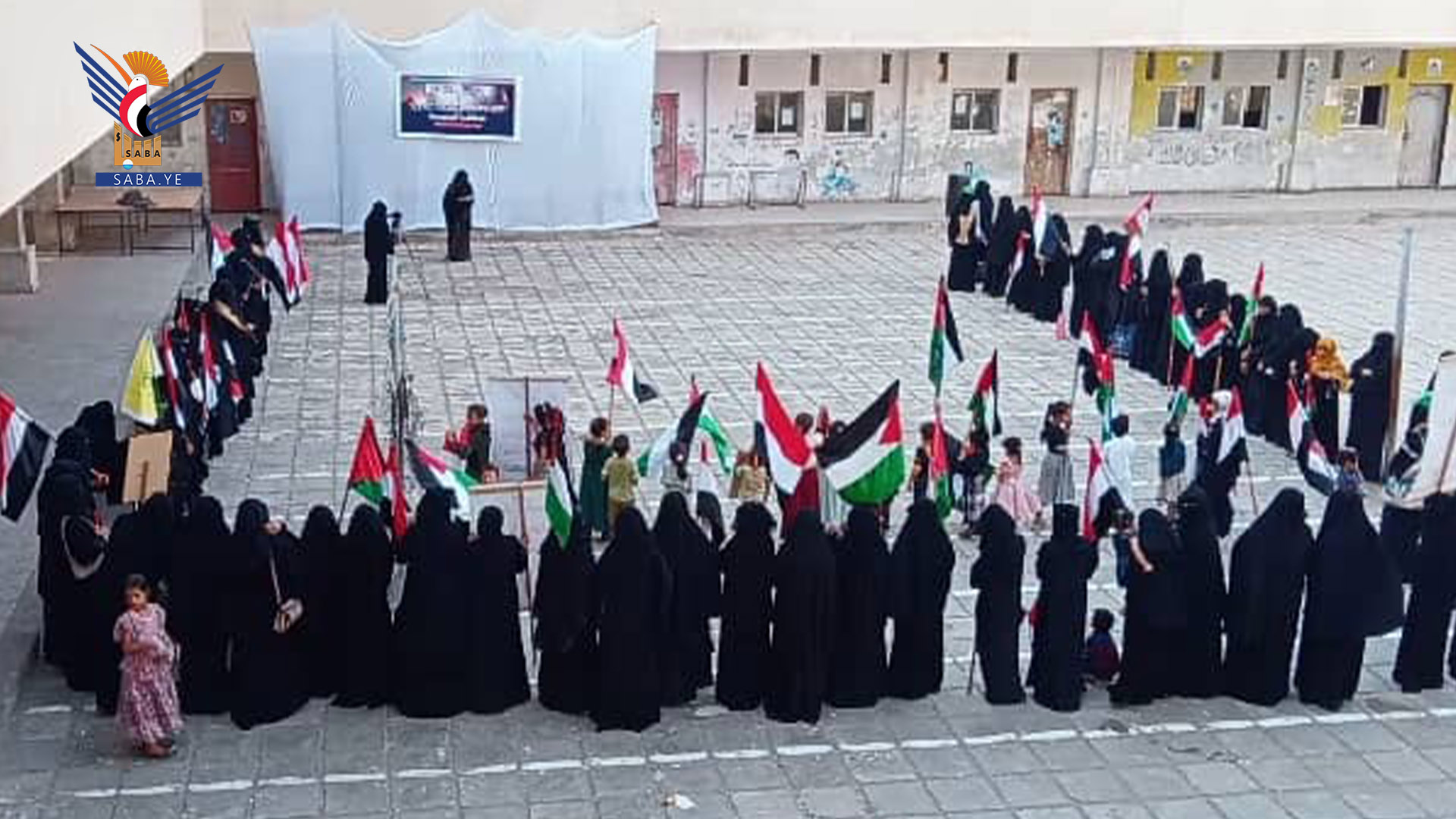 الهيئة النسائية بمربع مدينة الحديدة تنظم وقفة دعما لغزة وإيران