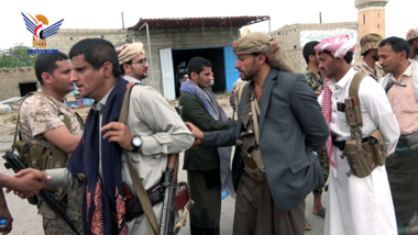 Le chef et l'équipage du canal d'Aden visitent ceux stationnés sur les fronts de la côte ouest