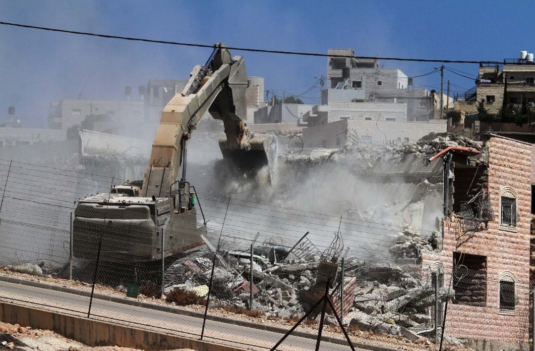 El enemigo sionista demuele instalaciones en Silwan y ataca propiedades en el norte del Valle del Jordán