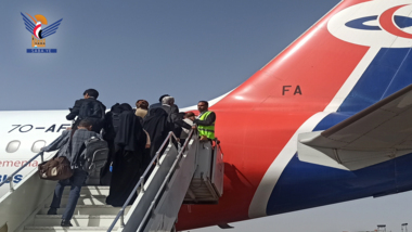Yemeni Airlines flight arrives in Sana'a Airport, another departs