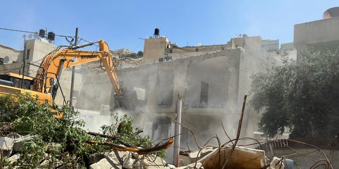 Feindliche Kräfte zwingen 5 Palästinenser, ihre Häuser im besetzten Al-Quds abzureißen