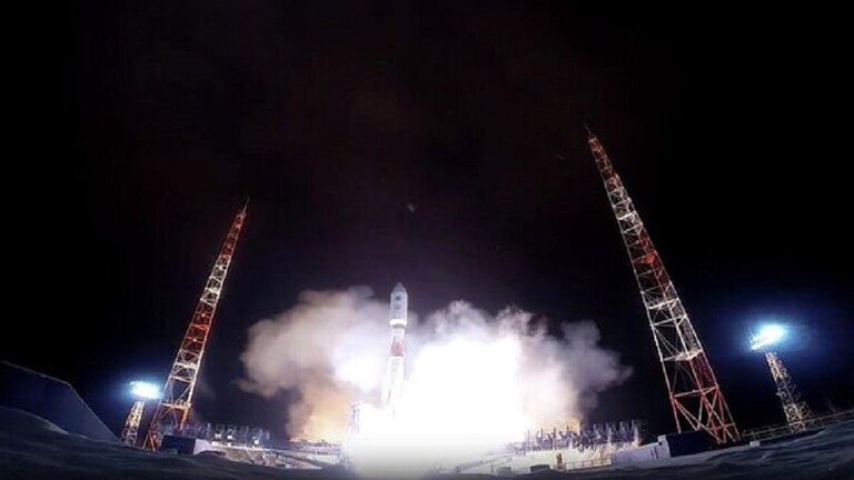 صاروخ روسي يحمل قمرا صناعيا عسكريا إلى الفضاء
