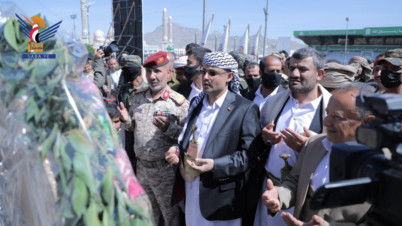 El Presidente Al-Mashat visita el santuario del mártir Al-Sammad y las galerías de los mártires del Interior y de las gobernaciones del sur