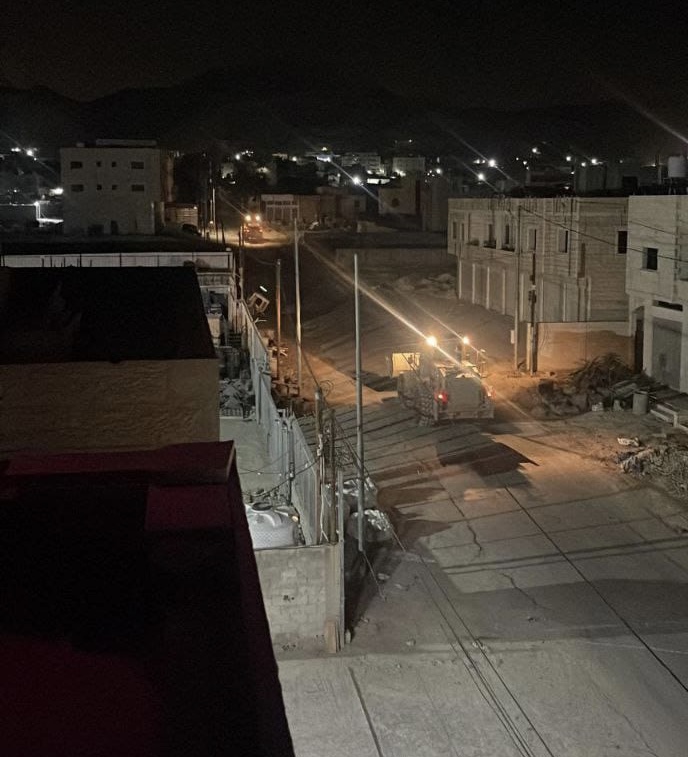 Trece palestinos resultaron heridos de bala durante el asalto de las fuerzas enemigas al campamento de Aqabat Jaber