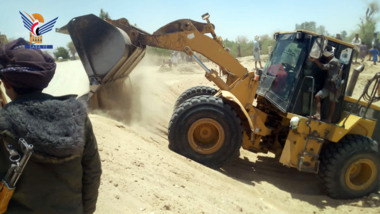 Start der Arbeiten an einer Gemeinschaftsinitiative zur Instandhaltung eines Bewässerungskanals im Bezirk Al-Matoun in Al-Dschouf 