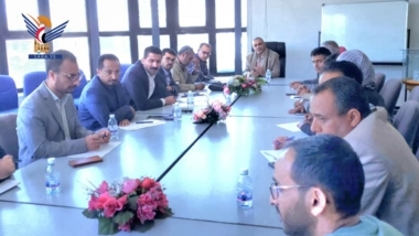 Une réunion à Sanaa discute de l'avancement des travaux de la société Oil & Gas et de la société d'investissement pétrolier