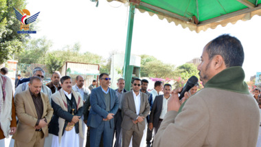 Der Kommunikationsminister besucht am Jahrestag des Märtyrers die Kindergärten des Märtyrers Al-Sammad und Al-Hashush