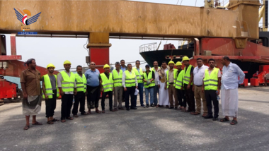 El Ministro de Transporte revisa los trabajos de mantenimiento y los esfuerzos para descargar mercancías en el puerto de Hodeidah