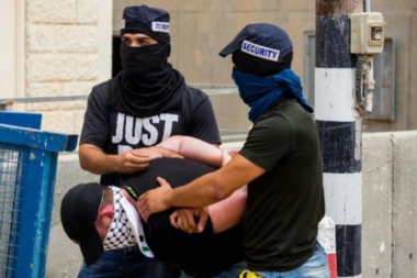 Musta'ariboun forces surround house in Jenin city, arrest 2 Palestinians