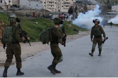 دو کودک فلسطینی در شهر بیرزیت بر اثر اصابت گلوله دشمن مجروح شدند و یک شهروند مورد حمله قرار گرفت