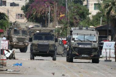 العدو الصهيوني يقتحم عدة مناطق بالضفة واندلاع مواجهات في بيتا 