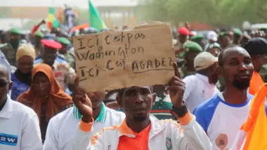النيجر: آلاف المتظاهرين يخرجون إلى شوارع نيامي للمطالبة برحيل القوات الأمريكية