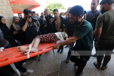 Decenas de mártires y heridos, entre ellos un periodista y su familia, como consecuencia del bombardeo sionista de la Franja de Gaza