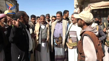 وزير الشباب ومحافظ البيضاء يتفقدان مشروع الرصف الحجري في مديرية العرش