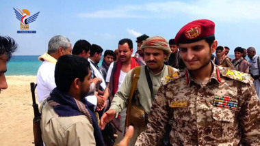 Der Kommandeur der Al-Wahbi-Brigaden besucht Mitglieder der an der Westküste stationierten Seestreitkräfte