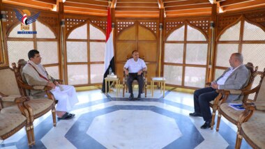 Le président Al-Mashat examine les affaires commerciales et d'investissement avec le vice-premier ministre et le président de la Chambre de commerce