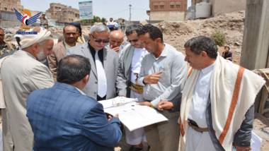  Le Premier ministre inspecte l'avancement des travaux de reconstruction de la mosquée Al-Nahrain