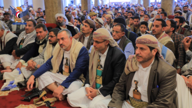 Präsident Al-Mashat verrichtet das Freitagsgebet in der Großen Moschee in Sana'a