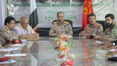 Le président Al-Mashat préside une réunion avec les chefs militaires et confirme que l'Américain paiera le prix de son crime contre nos héros