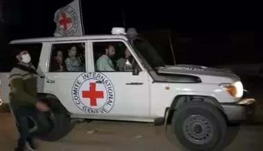 Les Brigades Al-Qassam remettent le septième lot de prisonniers sionistes à la Croix-Rouge