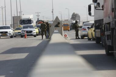 Israeli army cordons Quds City vicinity