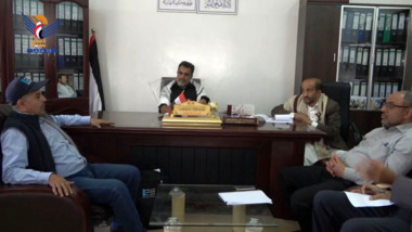 La réunion discute de l'achèvement de la mise en œuvre du projet d'eau potable dans le district de Dhi Naam à Al-Bayda
