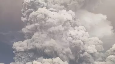 ثوران بركان روانغ مجددا في إندونيسيا يتسبب بإغلاق مطار دولي مجاور