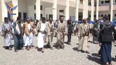 Gouverneur von Marib prüft die Aktivitäten der Sommerkurse im Distrikt Harib al-Qaramish