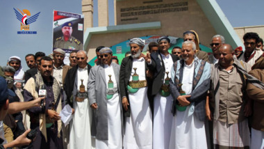 Un stand tribal de la population de Taiz dénonçant les crimes des mercenaires d'agression