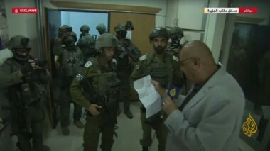 Fuerzas enemigas sionistas asaltan la oficina del canal Al Jazeera en Ramallah y la cierran por orden military