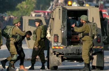 العدو الإسرائيلي يعتقل أبا فلسطينيا وطفله شمال غرب رام الله ..ويعتقل طفلين من بيت أمر شمال الخليل