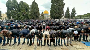 Ungefähr 40.000 Palästinenser verrichten Freitagsgebete in der Al-Aqsa-Moschee