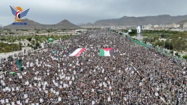 Millionen von Menschenmengen in der Hauptstadt Sanaa marschierten „Mit Gaza der Stolz ... Mobilisierung und Bereitschaft“ 