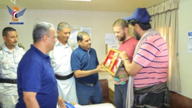 قيادة مؤسسة موانئ البحر الأحمر تُكرّم طواقم السفن الراسية بميناء الحديدة
