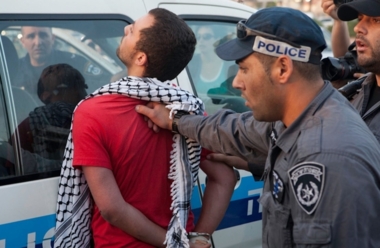 Zionistischer Feind verhaftet während der Konfrontationen im Westjordanland Palästinenser, darunter auch freigelassene Gefangene
