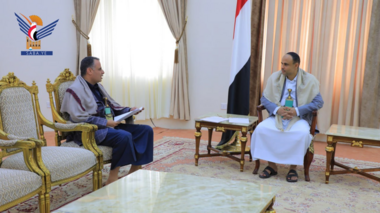 Präsident Al-Mashat trifft sich mit dem Hadschah-Gouverneur 