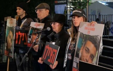 Familien der zionistischen Gefangenen fordern ein umfassendes Abkommen und ein Ende des Krieges, um die Rückkehr der Gefangenen sicherzustellen