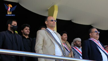 Le Président Al-Mashat assiste à un défilé militaire et à une cérémonie de remise de diplômes à un groupe de membres du septième district militaire dans le gouvernorat d'Al-Bayda