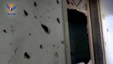 Aggressionssöldner zielen mit einer Artilleriegranate auf das Haus eines Zivilstes in Taiz