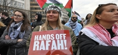 Des centaines de citoyens à Prague manifestent pour mettre fin aux massacres sionistes contre le peuple palestinien