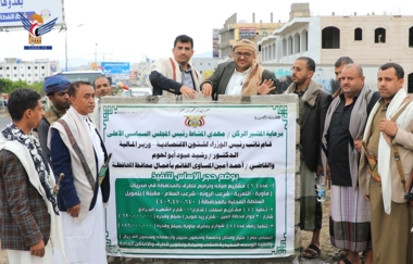 Dr Abu Lahoum pose la première pierre d'un certain nombre de projets routiers à Taiz